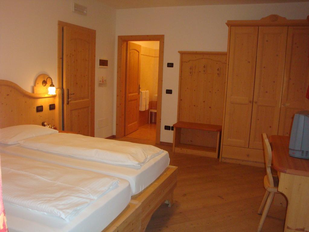 Bed and Breakfast Agritur Cornasest Breguzzo Habitación foto